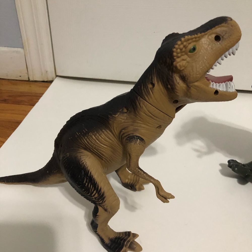 Dinosaur Figurine Set of 2. They roar - Picture 5 of 7